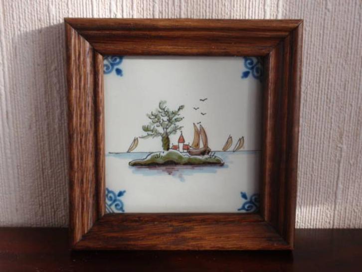 Tegel in houten lijst met eiland schepen Gemerkt: Makkum, Antiek en Kunst, Antiek | Wandborden en Tegels, Ophalen of Verzenden