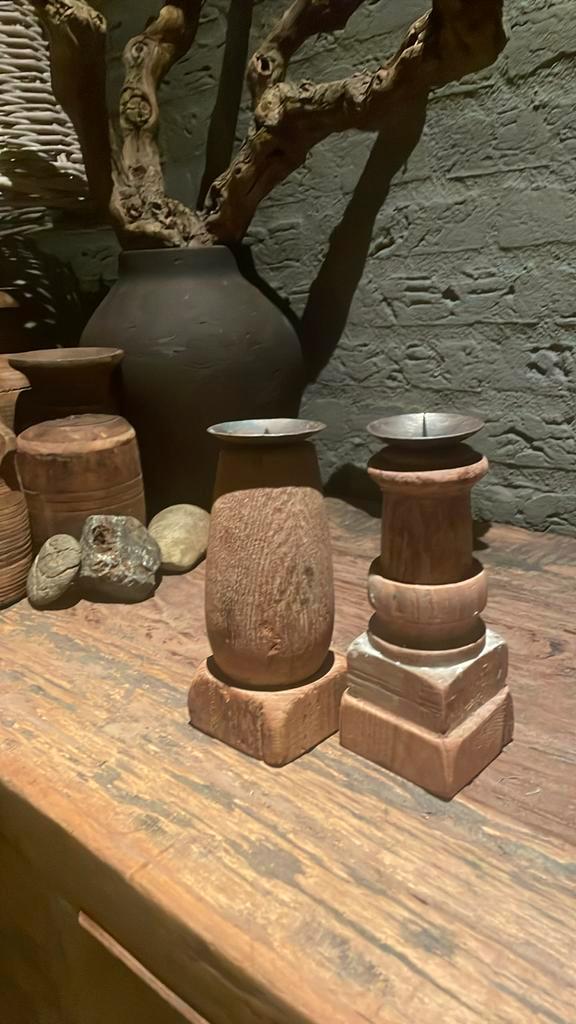 Landelijk sobere stoere oud houten kandelaars, Huis en Inrichting, Woonaccessoires | Kandelaars en Kaarsen, Zo goed als nieuw