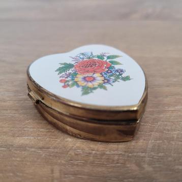 Vintage pillendoosje in de vorm van een hart beschikbaar voor biedingen