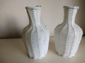 Set 2 Nieuwe witte vazen met Plastic wit draad 2 x vaas beschikbaar voor biedingen