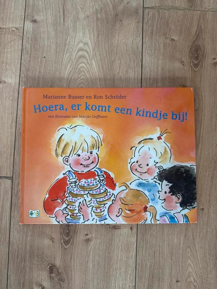 Hoera, er komt een kindje bij! Busser & Schröder, Boeken, Kinderboeken | Baby's en Peuters, Gelezen, 2 tot 3 jaar, Ophalen of Verzenden