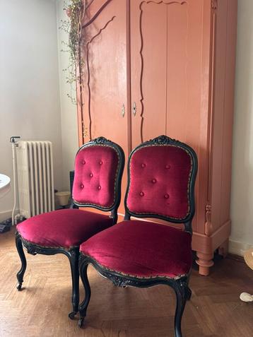 vintage barokstoelen dieprood fluweel met zwart houtsnijwerk beschikbaar voor biedingen