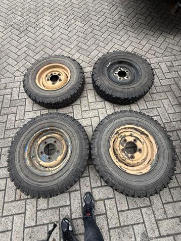 Land Rover Defender Oldtimer banden en velgen beschikbaar voor biedingen