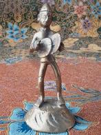 Mooi oud brons beeldje uit India van man met simbalen 9,8 cm