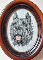 Geborduurde bouvier in ovalen lijstje, Minder dan 50 cm, Ophalen of Verzenden, Zo goed als nieuw, Minder dan 50 cm