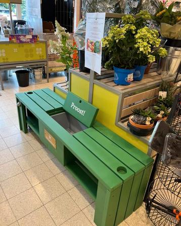 Nieuw Heineken  bierbank met  koelbak voor de bier beschikbaar voor biedingen