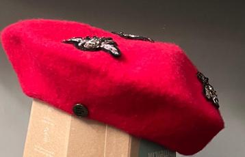 Birds on the run. Rode baret. 53 cm.  beschikbaar voor biedingen