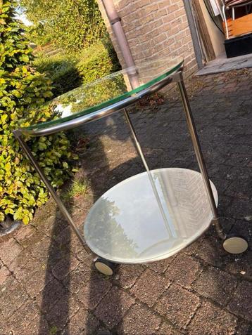 Ikea design bijzettafel op wieltjes beschikbaar voor biedingen