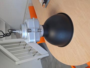 Industriële hanglamp beschikbaar voor biedingen