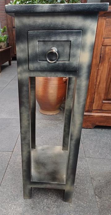 Houten bijzettafel met lade beschikbaar voor biedingen