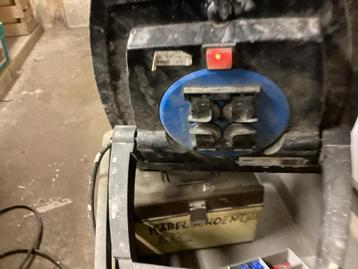 Bouwlamp met stopcontacten beschikbaar voor biedingen