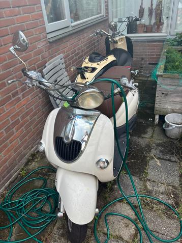 Grande retro China scooter. 2x sloop beschikbaar voor biedingen
