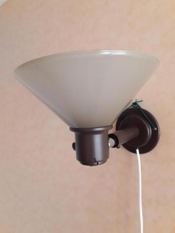 Vintage bruine OMI wandlamp met glazen kap beschikbaar voor biedingen