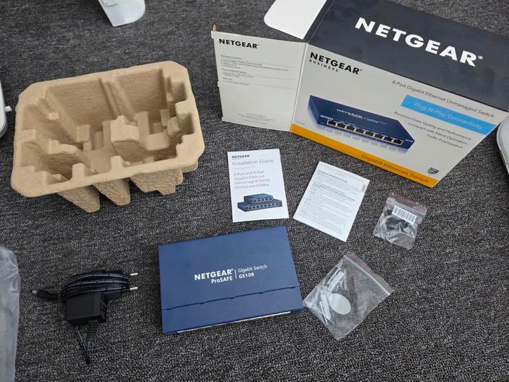 Netgear GS108v4 8-Poorts Gigabit Switch – Inc. Adapter, Computers en Software, Overige Computers en Software, Zo goed als nieuw