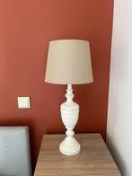 Witte houten tafellamp met stoffen kap, Huis en Inrichting, Lampen | Tafellampen, Ophalen of Verzenden, Gebruikt, Minder dan 50 cm