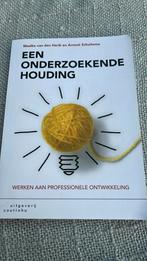 Maaike van den Herik - Een onderzoekende houding, Boeken, Maaike van den Herik; Arnout Schuitema, Ophalen of Verzenden, Zo goed als nieuw