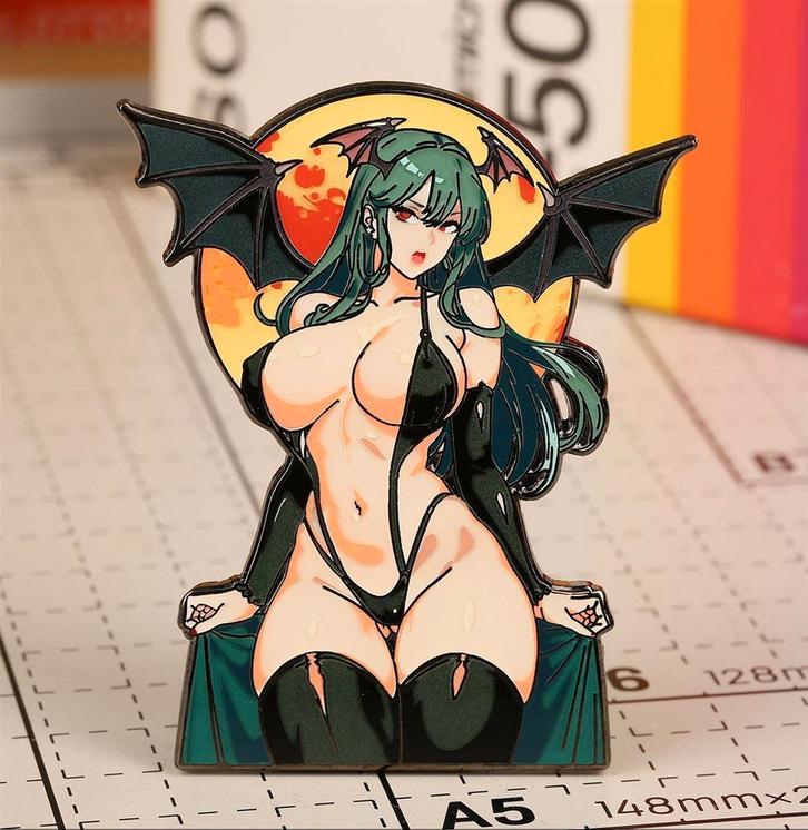 Morrigan Aensland Designer Waaifu Pin Darkstalkers ., Verzamelen, Stripfiguren, Nieuw, Beeldje of Figuurtje, Kuifje, Ophalen of Verzenden