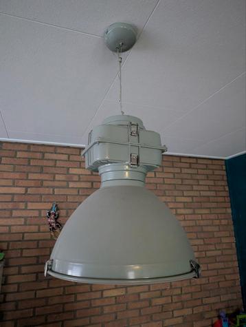 Grote grijze industriële hanglamp  beschikbaar voor biedingen