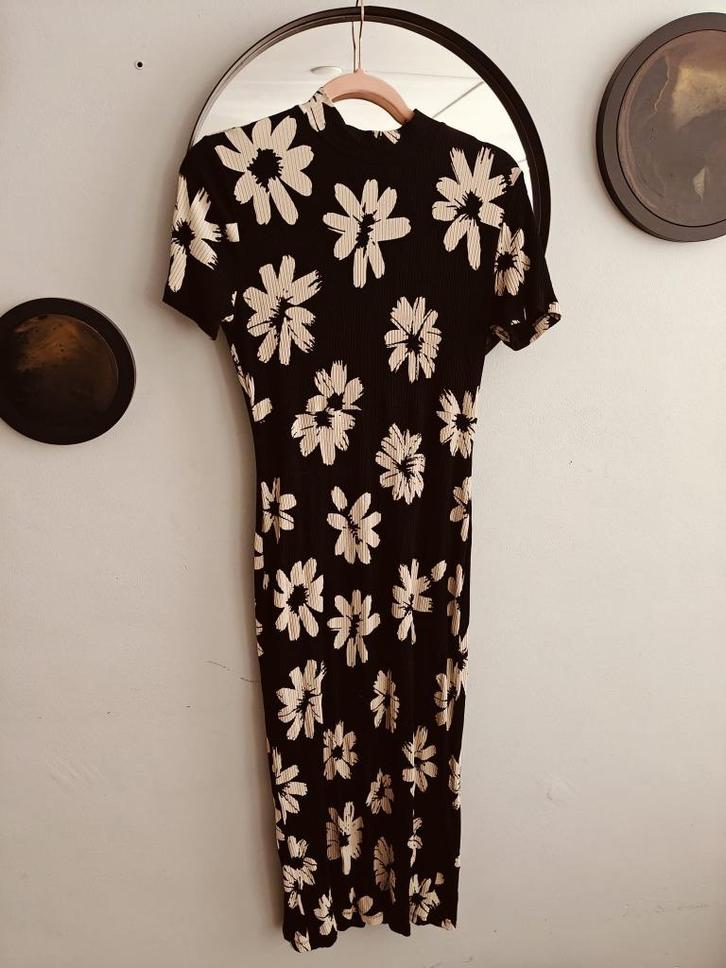 Desigual Jurk Zwart met bloemen maat XL, Kleding | Dames, Jurken, Zo goed als nieuw, Maat 46/48 (XL) of groter, Zwart, Onder de knie