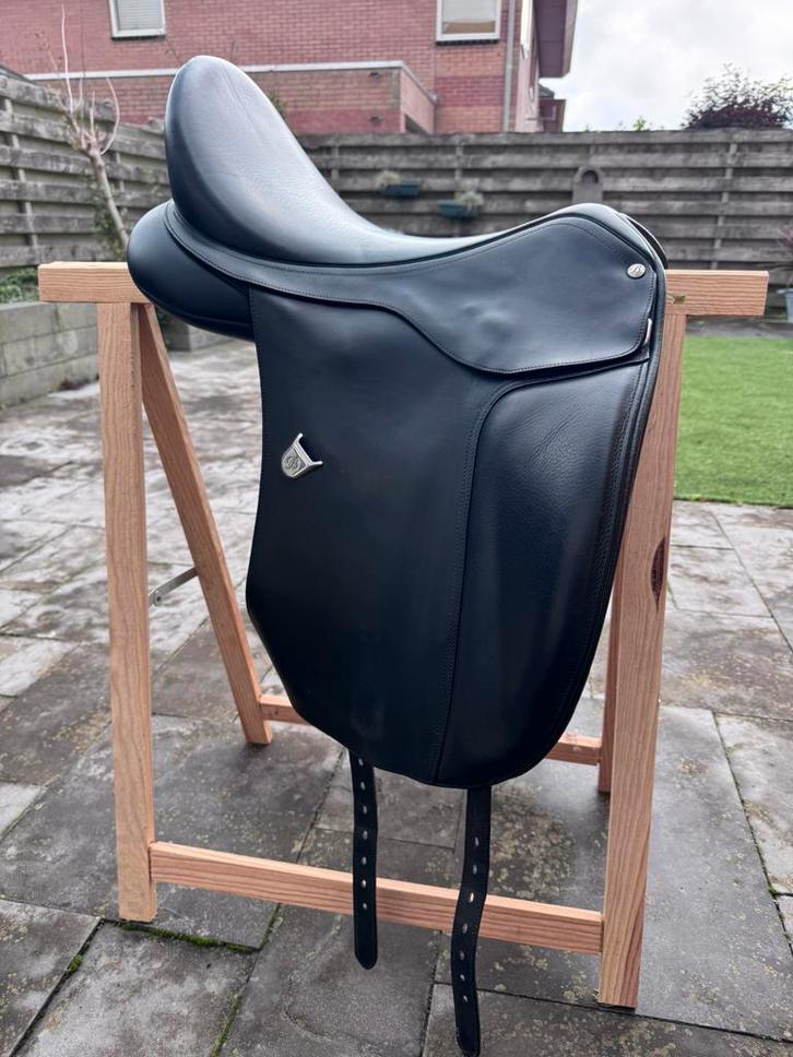 Bates dressuurzadel 18”, Dieren en Toebehoren, Paarden en Pony's | Zadels, Zo goed als nieuw, Dressuur, Ophalen of Verzenden