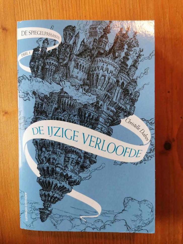 De Ijzige Verloofde - Christelle Dabos, Boeken, Fantasy, Gelezen, Ophalen of Verzenden