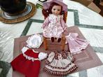 Mooi popje op stoeltje. Met verkleedkleeetjes ( met code), Ophalen of Verzenden, Zo goed als nieuw, Pop
