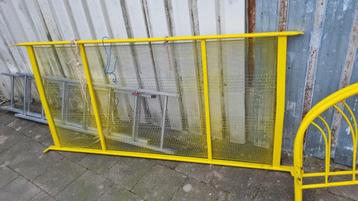 Metalen ledikant / bed. Afmetingen: 200 cm bij 90 cm beschikbaar voor biedingen