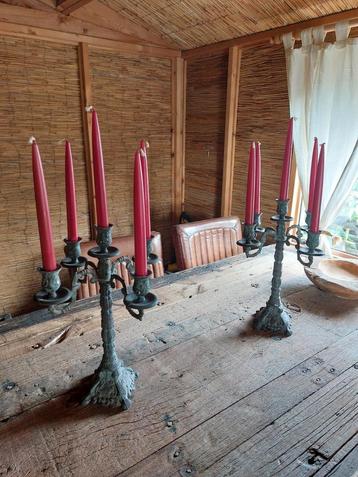 Gietijzeren brocante kandelaars beschikbaar voor biedingen
