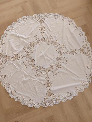 Brocante Rond Kleed met Kanten Stukken - Diameter 150cm beschikbaar voor biedingen