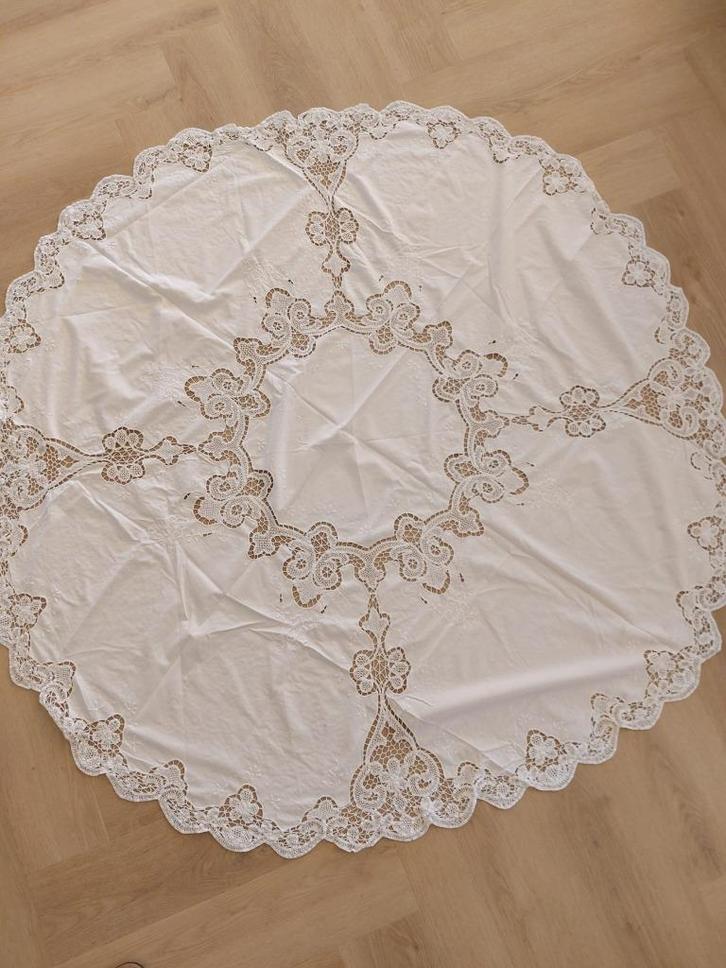 Brocante Rond Kleed met Kanten Stukken - Diameter 150cm, Antiek en Kunst, Antiek | Kleden en Textiel, Ophalen of Verzenden