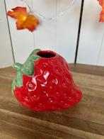 Vaas Aardbei Rood 13x10x10cm, Huis en Inrichting, Woonaccessoires | Vazen, Aardewerk of Porselein, Ophalen of Verzenden, Zo goed als nieuw