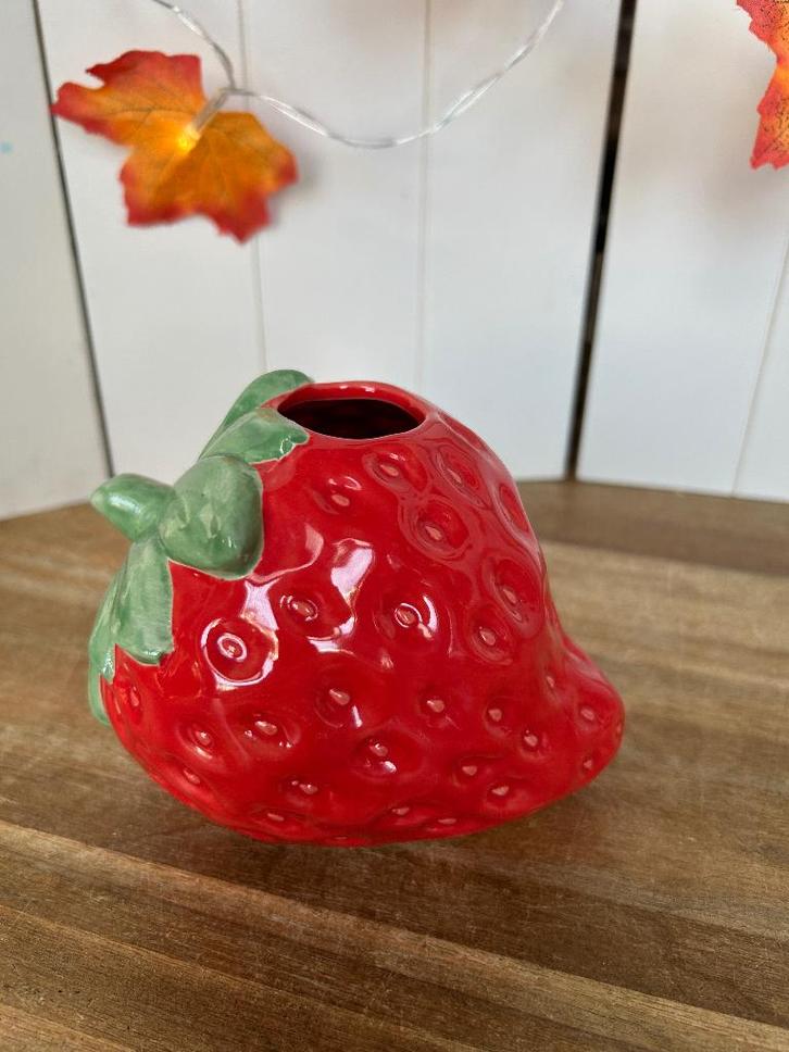 Vaas Aardbei Rood 13x10x10cm, Huis en Inrichting, Woonaccessoires | Vazen, Zo goed als nieuw, Rood, Minder dan 50 cm, Aardewerk of Porselein
