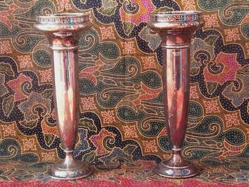 Mooi stel antieke silverplate vazen uit Engeland 22,8 cm. beschikbaar voor biedingen