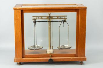 Apothekersbalans Weegschaal in Vitrine Kast 1900 - 1915 beschikbaar voor biedingen