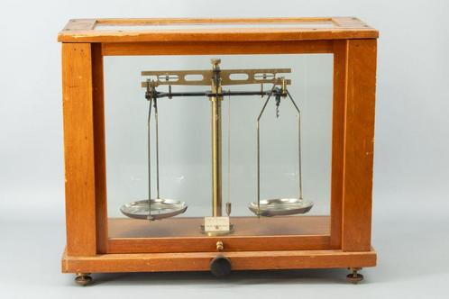 Apothekersbalans Weegschaal in Vitrine Kast 1900 - 1915, Antiek en Kunst, Antiek | Gereedschap en Instrumenten, Ophalen of Verzenden