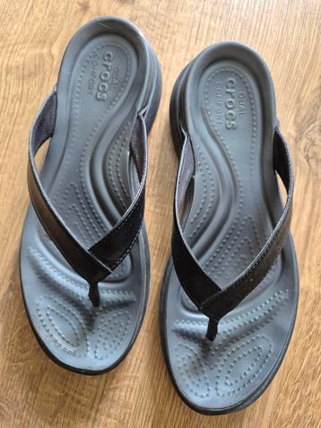 GEZOCHT Dual Crocs comfort slippers maat W9 beschikbaar voor biedingen