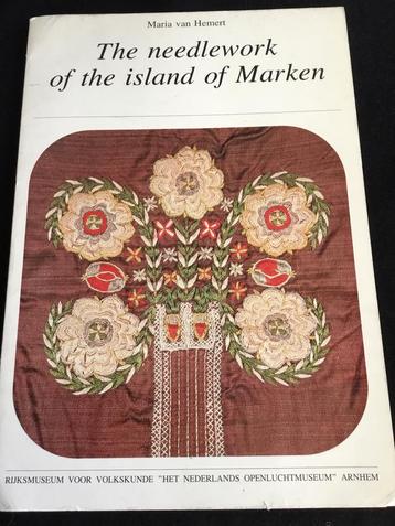 4 boeken over streekdracht en mode en handwerken beschikbaar voor biedingen