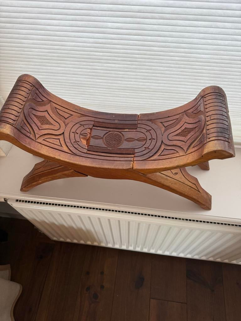 Handgesneden Surinaamse Adjaini Bangi Bankje, Kinderen en Baby's, Kinderkamer | Tafels en Stoelen, Zo goed als nieuw, Stoel(en)