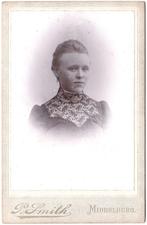 Kabinetfoto - Portret Vrouw Jurk - Foto Smith Middelburg, Gebruikt, Foto, Ophalen of Verzenden, Voor 1940