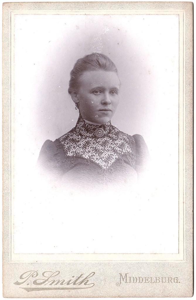 Kabinetfoto - Portret Vrouw Jurk - Foto Smith Middelburg, Verzamelen, Foto's en Prenten, Gebruikt, Foto, Overige onderwerpen, Voor 1940