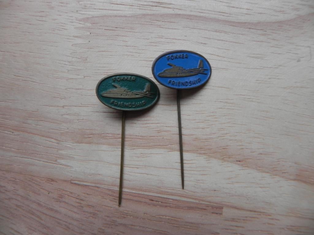 2 Fokker Friendship speldjes., Ophalen of Verzenden, Gebruikt, Transport, Speldje of Pin
