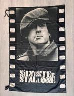 Sylvester Stallone Vintage 80’s vlag 75cm. bij 110cm., Overige typen, Gebruikt, Ophalen of Verzenden, Film