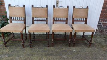 4 Antieke stoelen uit 1810 met Leeuwenkoppen. De stoelen zij beschikbaar voor biedingen