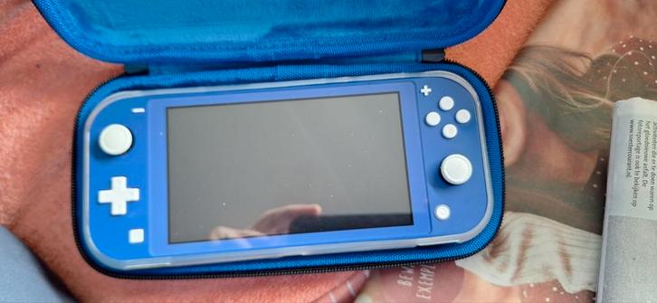 Nintendo Switch Lite blauw met orginele lader, Spelcomputers en Games, Spelcomputers | Nintendo Switch Lite, Zo goed als nieuw