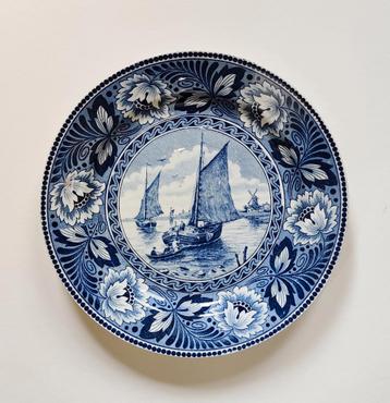 Hollands Delfts Blauw wandbord. Zeilboten en molen beschikbaar voor biedingen