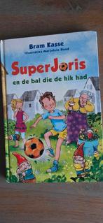 SuperJoris en de bal die de hik had, Ophalen of Verzenden, Zo goed als nieuw, Bram Kasse, Fictie algemeen