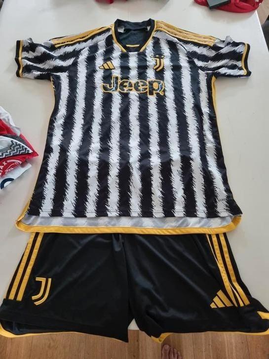 Nieuw Juventus pakje maat XL, broek maat L., Kleding | Heren, Sportkleding, Zo goed als nieuw, Voetbal, Maat 56/58 (XL), Ophalen of Verzenden