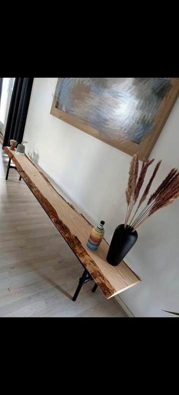 Wandtafel beschikbaar voor biedingen