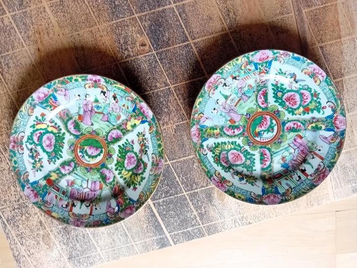 Twee Chinese bordjes met afbeeldingen, Antiek en Kunst, Antiek | Schalen, Ophalen of Verzenden