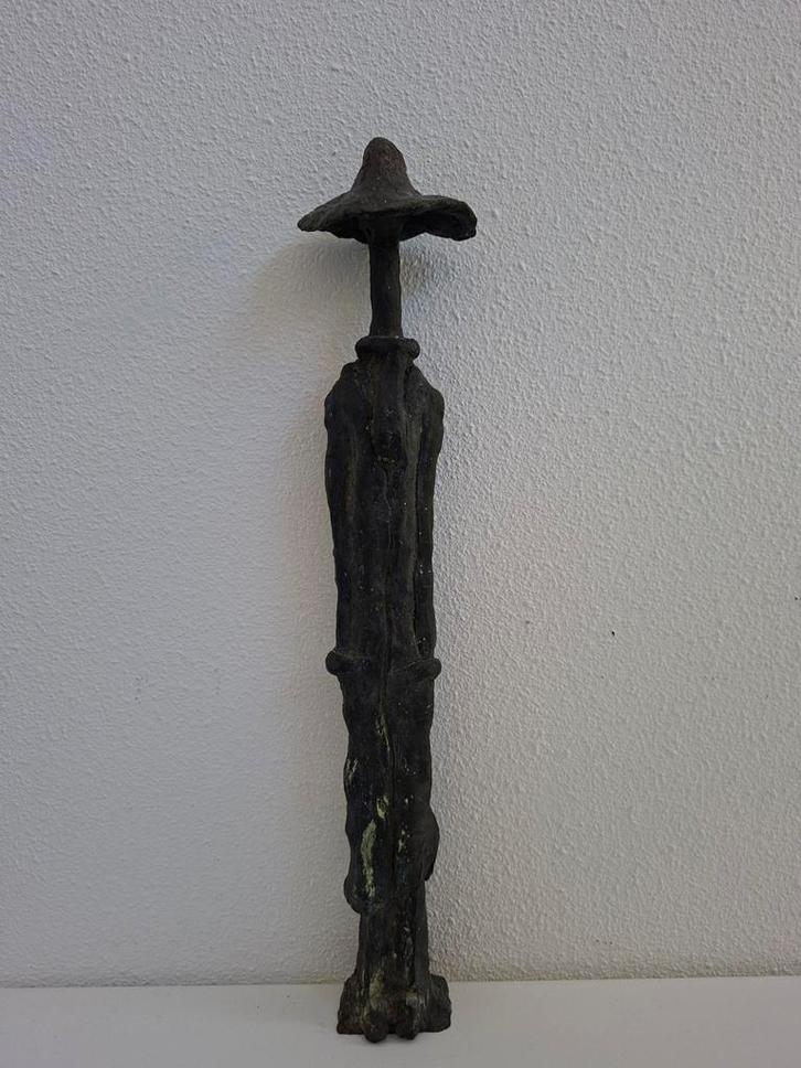 Bronzen Giacometti-stijl beeld met hoed, Antiek en Kunst, Kunst | Beelden en Houtsnijwerken, Ophalen of Verzenden
